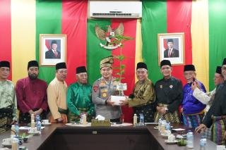Pererat Sinergi, Kapolda Riau Silaturahmi ke LAMR Riau