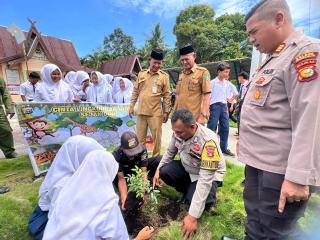 Kapolsek Rupat Tanam Bibit Pohon, Galakan Rasa Cinta Lingkungan dan Peduli Hutan