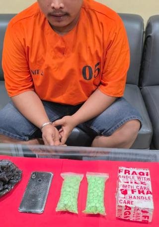 Polres Dumai Tangkap Pengedar Narkoba, Ratusan Butir Pil Ekstasi Turut Diamankan