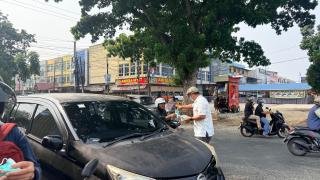Khawatir Masyarakat Terpapar Asap, PWI Riau Berbagi Masker di Jalanan