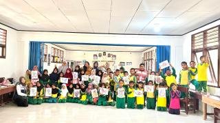 Tanamkan Kepedulian Lingkungan Sejak Dini, Kukerta Siabista Unri Edukasi Daur Ulang Plastik 