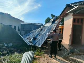 70 Rumah Diterjang Angin Kencang di Kepenuhan, Polisi Bantu Bersihkan Puing-puing