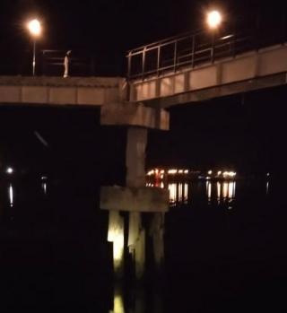 Kapal Mini Tanker Mitra Pertamina Tabrak Jembatan Kaca Skywalk Siak