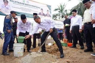 Gubri Lakukan Peletakan Batu Pertama Pembangunan SMAN 3 Kemuning, Tekan Angka Putus Sekolah