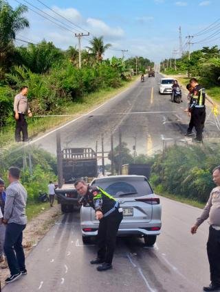 Mendahului Mobil, Pelajar Wanita Tewas Tabrak Truk Balak di Jalan Lintas Timur