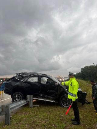 Tabrak Pembatas Jalan di Tol Pekbang, Penumpang Fortuner Alami Luka Berat