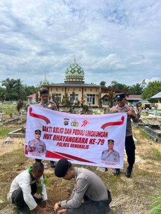 Dukung Program Kapolda Riau, Polsek Rupat Selatan Tanam Pohon di Lingkungan Masjid