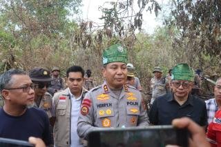 Didampingi Rocky Gerung ke Karhutla di Dumai, Kapolda Riau Tinggalkan Pendekatan Lama