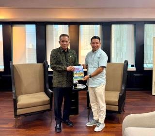 Temui Menteri Koperasi RI, Wabup Husni Tamrin Perkenalkan Produk Khas Pelalawan 
