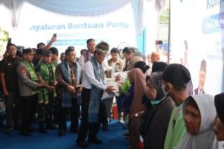 Mentan Amran Salurkan Bantuan Pangan kepada 619.290 PBP di Riau