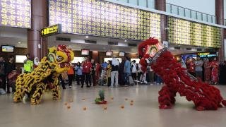 Atraksi Barongsai Semarakkan Perayaan Imlek di Bandara SSK II Pekanbaru, Dihadiahi Cokelat 