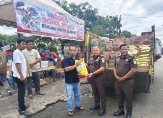 Kejari Rohul Serahkan Bantuan Kemanusiaan Korban Bencana di Aceh, Sumut dan Sumbar 