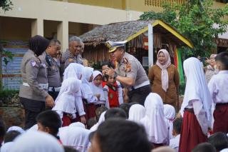 Ke SD, Ditlantas Polda Riau Bangun Generasi Tertib Berlalu Lintas dan Peduli Lingkungan 