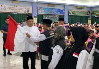 Lepas Rombongan JCH Pekanbaru, Pj Gubri SF Haryanto: Selama di Tanah Suci Jangan Takabur