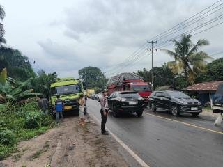 Hujan Deras Sebabkan Jalintim KM 107 Licin, Truk CPO dengan Bermuatan Kayu Tabrakan