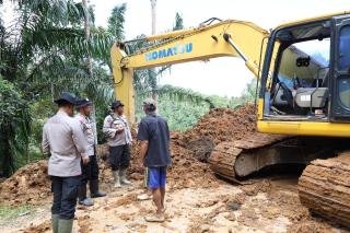 Empat Ruas Jalan Tertimbun Longsor di Agam Berhasil Dibuka Alat Berat Polda Riau