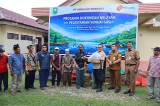 PT AIP Tabur Bibit Ikan, Lestari Lingkungan Bersama Nelayan di Sungai Gasib