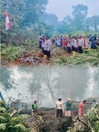 Di Tengah Kepulan Asap, Personel Polres Pelalawan Kibarkan Merah Putih di Lokasi Karhutla