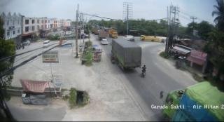 Gadis Berhijab Kritis Ditabrak Truk di Jalan Kubang Raya, Keluarga Minta Polisi Segera Ungkap Pelaku