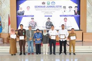 Buka Seminar Jurnalistik PWI Siak yang Diikuti 300 Kepsek, Bupati Afni: Gunakan Hak Jawab 