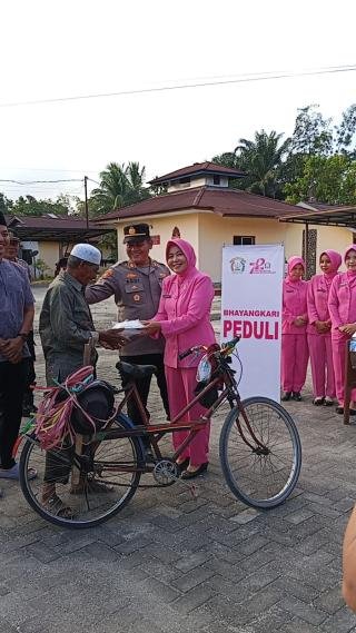 Polsek Kampar dan Bhayangkari Gelar Aksi Berbagi Takjil ke Warga di Jalan Raya
