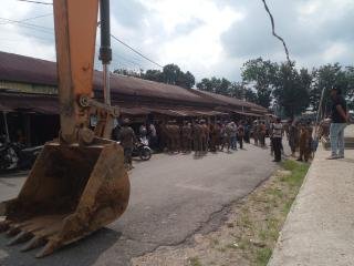 Sehari Usai Didemo, Pemkab Kuansing Kirim Pasukan dan Alat Berat Gusur Pedagang