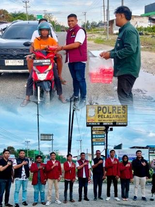 Polres Pelalawan Bersama Mahasiswa Bagi - Bagi Takjil kepada Masyarakat