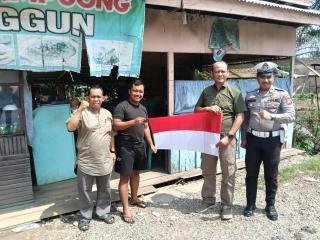 Sambut HUT Ke-80 RI, Polsek Tandun Bagikan Bendera Merah Putih ke Warga
