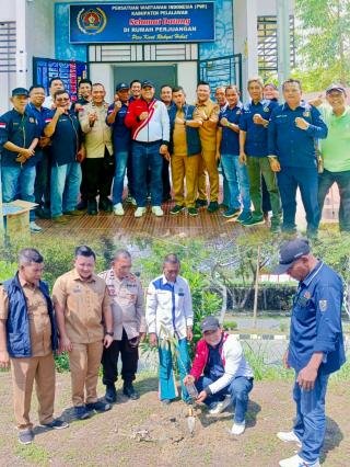 Senator Abdul Hamid Kolaborasi dengan PWI Pelalawan Tanam Pohon dan Bagikan Sembako