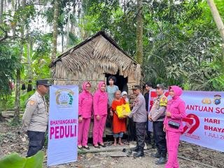 Semarakkan Hari Bhayangkara ke-79, Polsek Keritang Bagi-bagi Sembako ke Warga Dhuafa