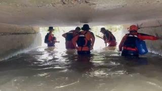 Tim SAR Cari Pria Tanpa Identitas Terbawa Arus di Parit Perumahan Sidomulyo