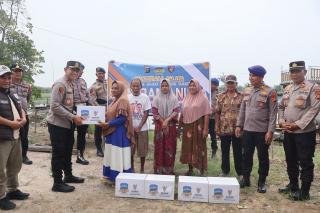Sisir Sungai Kampar, Kapolres Pelalawan AKBP Ahmad Salurkan Sembako melalui 