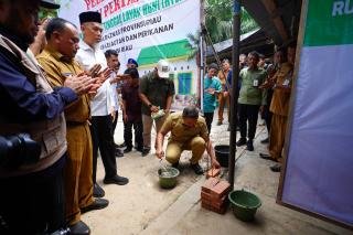 Gubernur Riau Letakkan Batu Pertama RTLH untuk Nelayan: Laporkan Jika Penerima Tidak Sesuai