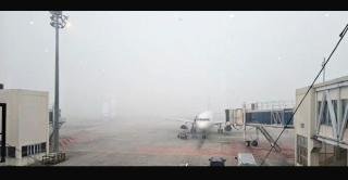 Kabut Tebal: Jarak Pandang di Bandara SSK II hingga 100 Meter, Delay Tiga Penerbangan