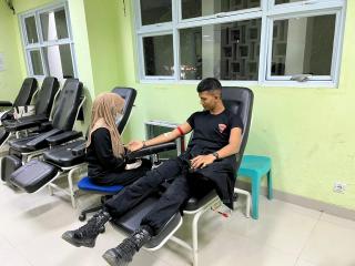 Brimob Polda Riau Donor Darah untuk Pria 63 Tahun yang Sedang Sakit 