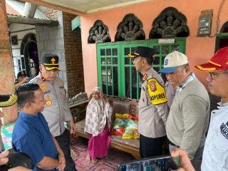 Polres Kuansing Police Line Jalan yang Ambruk dan Beri Bantuan ke Warga Terdampak Banjir