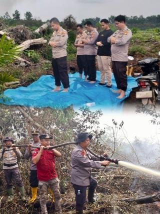 Sholat di Tengah Kepungan Asap, Kapolres Pelalawan Berjibaku Padamkan Karhutla 