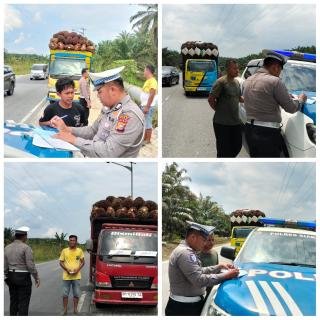 Cegah Fatalitas Lakalantas, Satlantas Polres Siak Tertibkan Truk TBS Sawit Overloading 