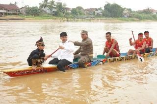 Gubernur Riau Mengayuh Jalur Dipandu Rayyan Arkan Dikha, Disambut Sorak Sorai Ribuan Masyarakat