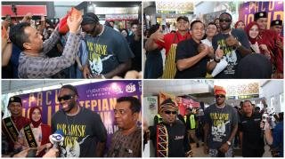 Melly Mike Tiba di Riau Dipasang Tanjak, Hari Ini Coba Pacu Jalur dan Guncangkan Tepian Narosa