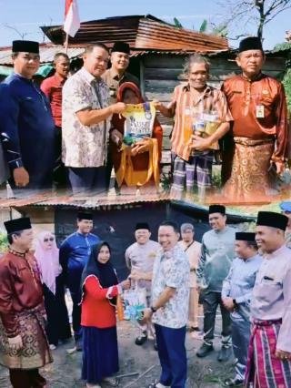 Kunjungi Warga Tak Mampu, Wakil Bupati Pelalawan Berikan Modal Usaha dan Sembako