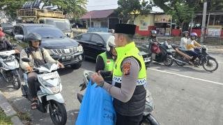 Sambil Edukasi Kamseltibcarlantas, Polda Riau Bagikan Ratusan Paket Nasi kepada Masyarakat