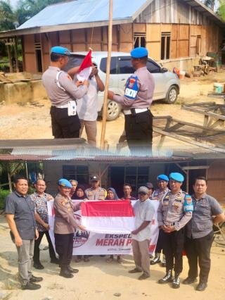 Ekspedisi Merah Putih, Polres Pelalawan Kibarkan Puluhan Bendera di Tepian Sungai Kampar
