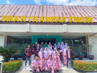 Mahasiswa KKN Universitas Abdurrab Sosialisasikan Penguatan Literasi Digital di SMAN 1 Kampar Timur 