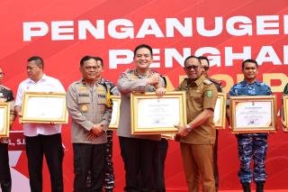 Irjen Iqbal Berikan 29 Penghargaan ke Para Tokoh, Pj Gubernur Riau Salah Satunya