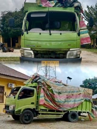 Tabrakan dengan Pikap, Truk Bermuatan Minyak Ilegal Ditinggal Kabur oleh Sopir