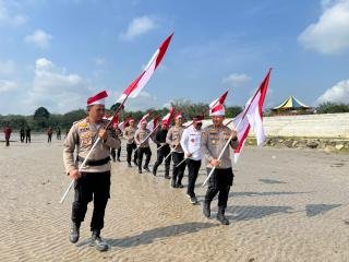 Ekspedisi Merah Putih Presisi Sambangi Warga Pesisir, Bagikan 1.000 Bendera hingga Mobil