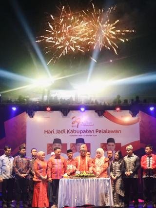 Euforia Pembukaan Helat Pelalawan ke-27 di Tengah Kabut Asap dan Letusan Kembang Api
