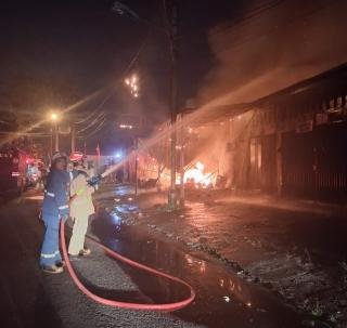 Si Jago Merah Mengamuk, Lima Kios Hangus Terbakar
