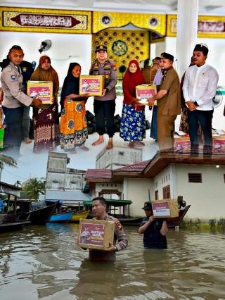 Ramadan Berkah, Kapolsek Langgam Salurkan Sembako ke Warga Terdampak Banjir di Muaro Sako